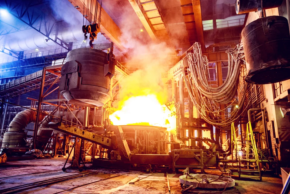 Proceso de fundición en una planta metalúrgica