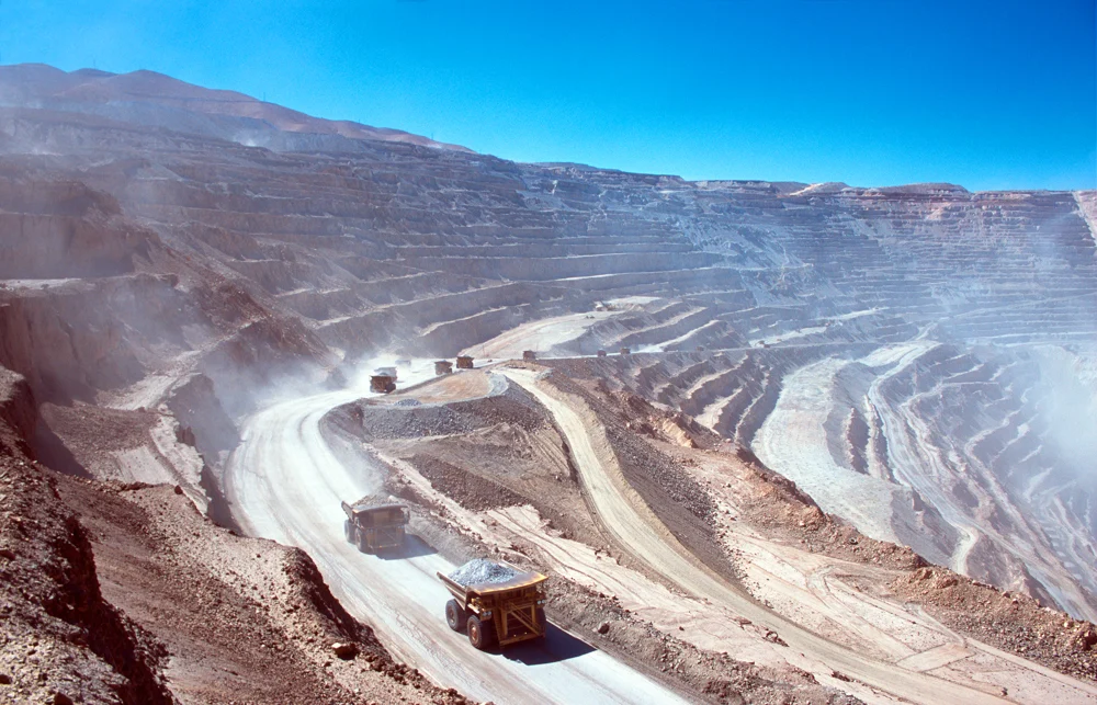 Mina a cielo abierto con caminos y equipos de extracción