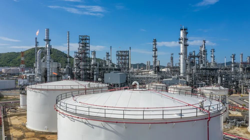 Tanques y equipos en una instalación petroquímica